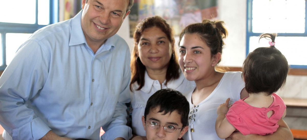 Cascallares entregó anteojos a un centenar de alumnos de Malvinas Argentinas